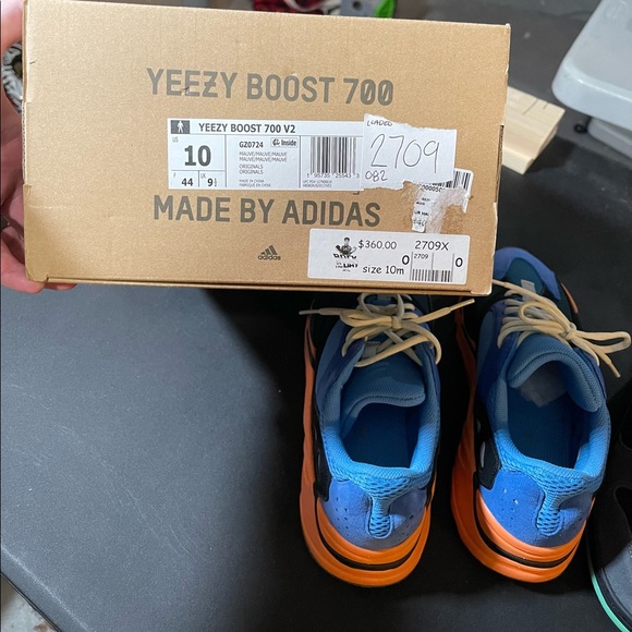 Yeezy 700 Bright Blue - Picture 10 of 11